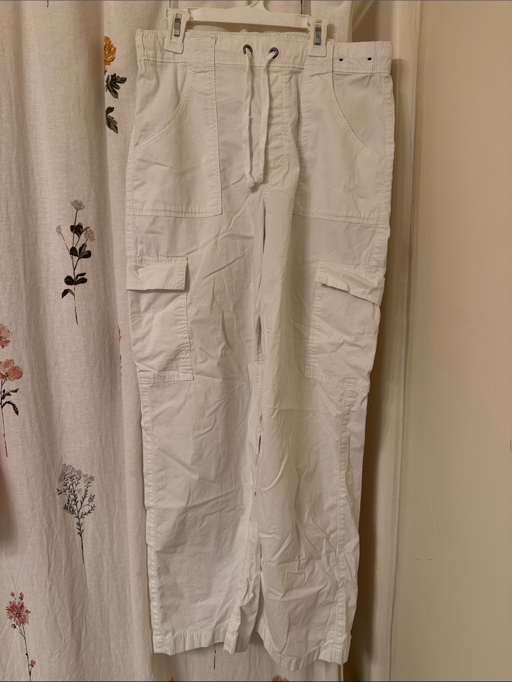 Women’s  White Cargo Pants with Drawstring Waist missing tag, size medium